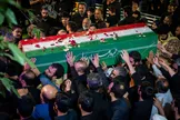 ببینید/ اقامه نماز بر پیکر شهیده زهرا حداد عادل و نوه ۱۴ ماهه رهبر شهید