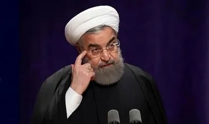 ببینید / ویدیویی از تجمع عده‌ای مقابل منزل حسن روحانی و درخواست محاکمه او!