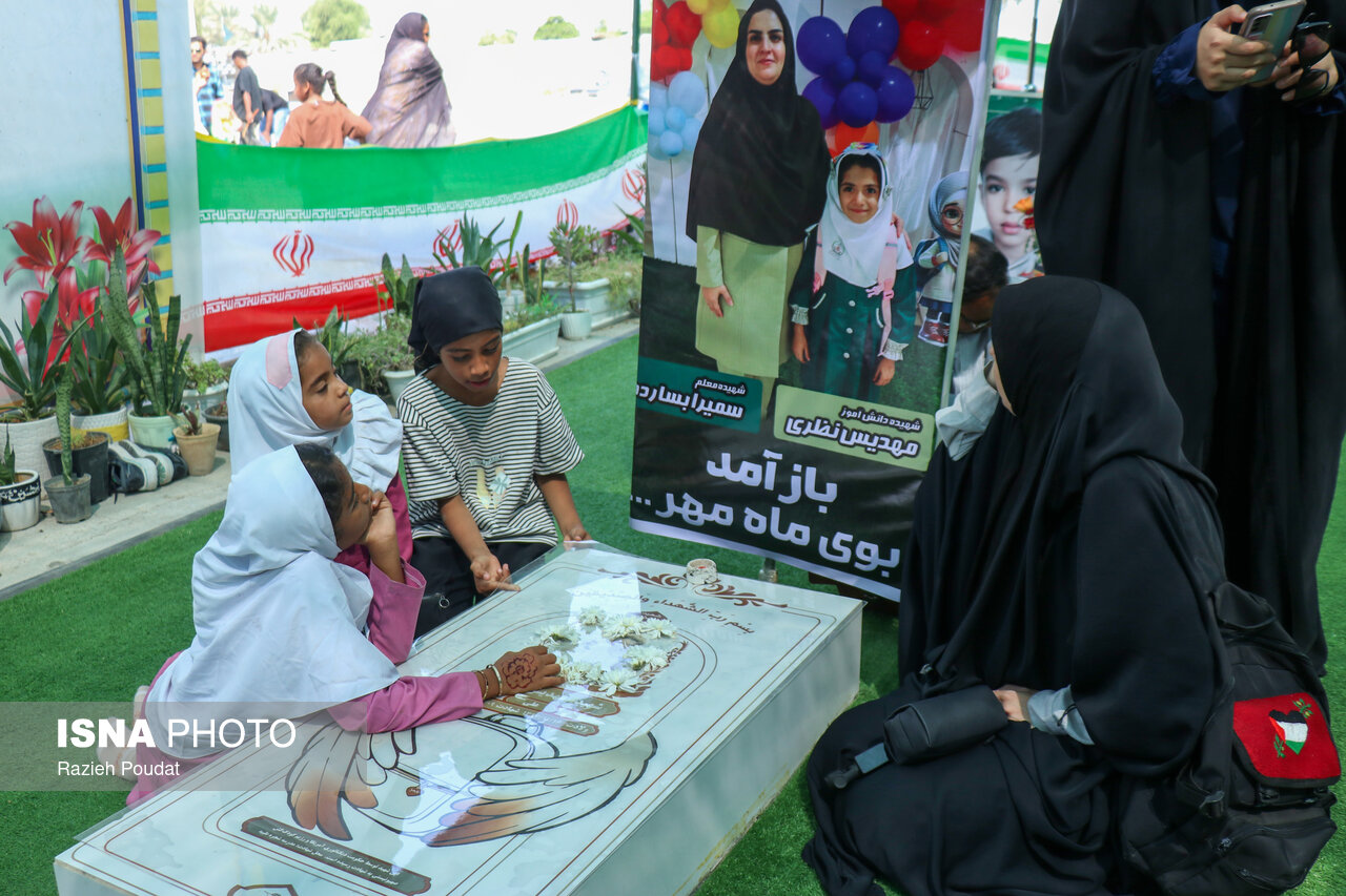 تصاویر: حضور دانش‌آموزان مینابی بر سر مزار شهدای مدرسه شجره طیبه در آستانه سال تحصیلی جدید