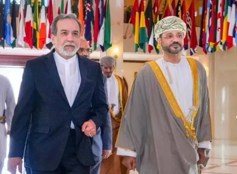الحدث به نقل از منابع آگاه: به زودی بیانیه‌ای مشترک از سوی عمان و ایران درباره «ایجاد یک گذرگاه موقت در تنگه هرمز» منتشر می‌شود/ این گذرگاه تا زمان نهایی شدن ترتیبات دائمی عبور از تنگه، مورد استفاده قرار می‌گیرد