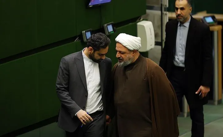 ببینید: ۵ نکته درمورد سکوتی که شکست؛ ورق علیه جریان رادیکال برمی‌گردد؟