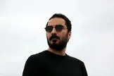 واکنش نوید محمدزاده به کنارگذاشته شدنش از «آرش» و اعلام دلایل آن: من را گوشت قربانی کردید که بلیت بفروشید؟ می‌خواهی هم زمان برویم روی صحنه ببینی چطور بلیت کارم را می‌خرند؟ / بلیت ۵ میلیونی بدون مشورت با ما گذاشتی؛  بابت شرایط اقتصادی مردم اعتراض هم که کردیم گفتی نه، نه آن یک چیز دیگر است؛ طمع کردی؟ خوردی؟ / تو نیامده فکر کردی من را اخراج کنی شاخ می‌شوی؟ نه بابا بیشتر ضایع می‌شوی