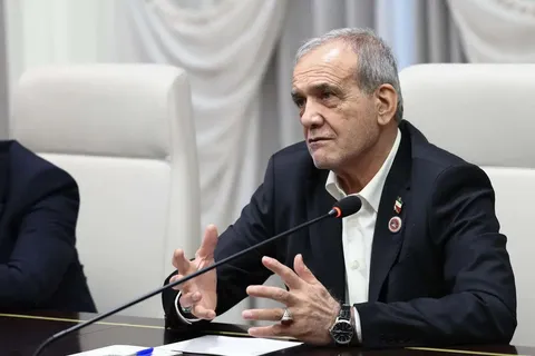پزشکیان: هیچ‌گاه از گفت‌وگو فرار نکرده‌ایم و نخواهیم کرد/ برخی «کنار گود نشسته‌اند و می‌گویند لنگش کن»/ عده‌ای که نمی‌خواهند کارها به درستی انجام شود، اقدامات روسای قوه‌ قضائیه و مقننه را نقد می‌کنند/ مبادا تصمیمات اقتصادی و مداخلاتی که انجام می‌شود، خارج از حد تحمل جامعه باشد، زیرا به ضرر تصمیم‌گیرندگان عمل خواهد کرد