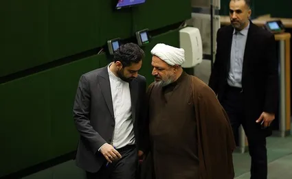 ببینید: ۵ نکته درمورد سکوتی که شکست؛ ورق علیه جریان رادیکال برمی‌گردد؟