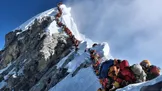 ببینید / هجوم کوهنوردان به اورست با باز شدن پنجره صعود