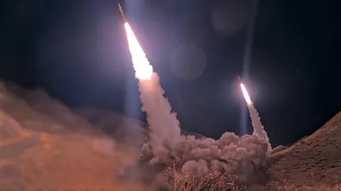 سپاه: با چند فروند موشک بالستیک، ناو هواپیمابر و ناوشکن ارتش آمریکا را که برای کشتی‌های ایرانی مزاحمت ایجاد می‌کردند و در محاصره دریایی شرکت داشتند، مورد حمله قرار دادیم/ این دو شناور جنگی پس از وارد شدن خسارت، مجبور به فرار از منطقه درگیری شدند