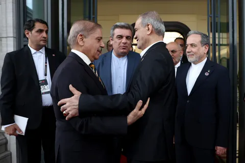 پزشکیان در دیدار با نخست‌وزیر پاکستان: ایران همچنان آمادگی دارد توافقی را که با تلاش دولت پاکستان حاصل شده است، اجرا کند / باور و اعتقاد ما بر این است که صلح و امنیت باید در سراسر منطقه برقرار شود / شهباز شریف: تلاطم‌ها و ناامنی‌های موجود نه‌تنها برای ملت‌های منطقه، بلکه برای میلیون‌ها نفر در سراسر جهان مشکلات و نگرانی‌هایی ایجاد کرده