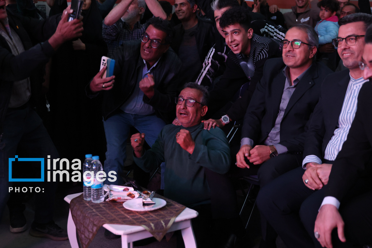 تصاویر: تماشای فینال کشتی آزاد قهرمانی جهان مقابل منزل «احمد محمدنژاد جوان»