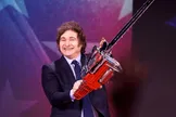 العربی الجدید: برنامه‌ سخت‌گیرانه اقتصادی دولت آرژانتین، به بهبود زندگی شهروندان منجر نشده و اعتراضات خیابانی را در پی داشته/ برای بسیاری از آرژانتینی‌ها، مسئله توانایی خرید مواد غذایی، پرداخت اجاره و تأمین هزینه‌های روزمره زندگی است/ «خاویر میلی» یا موفق می‌شود مردم را قانع کند که رنج امروز بهای ضروری آینده‌ای بهتر است، یا پروژه اقتصادی‌اش به تجربه‌ای دردناک تبدیل خواهد شد
