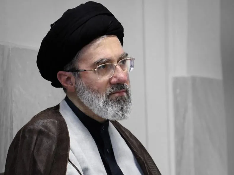 رهبر انقلاب: هوشیاری و ایستادگی ملت، رمز غلبه بر دشمن متجاوز است