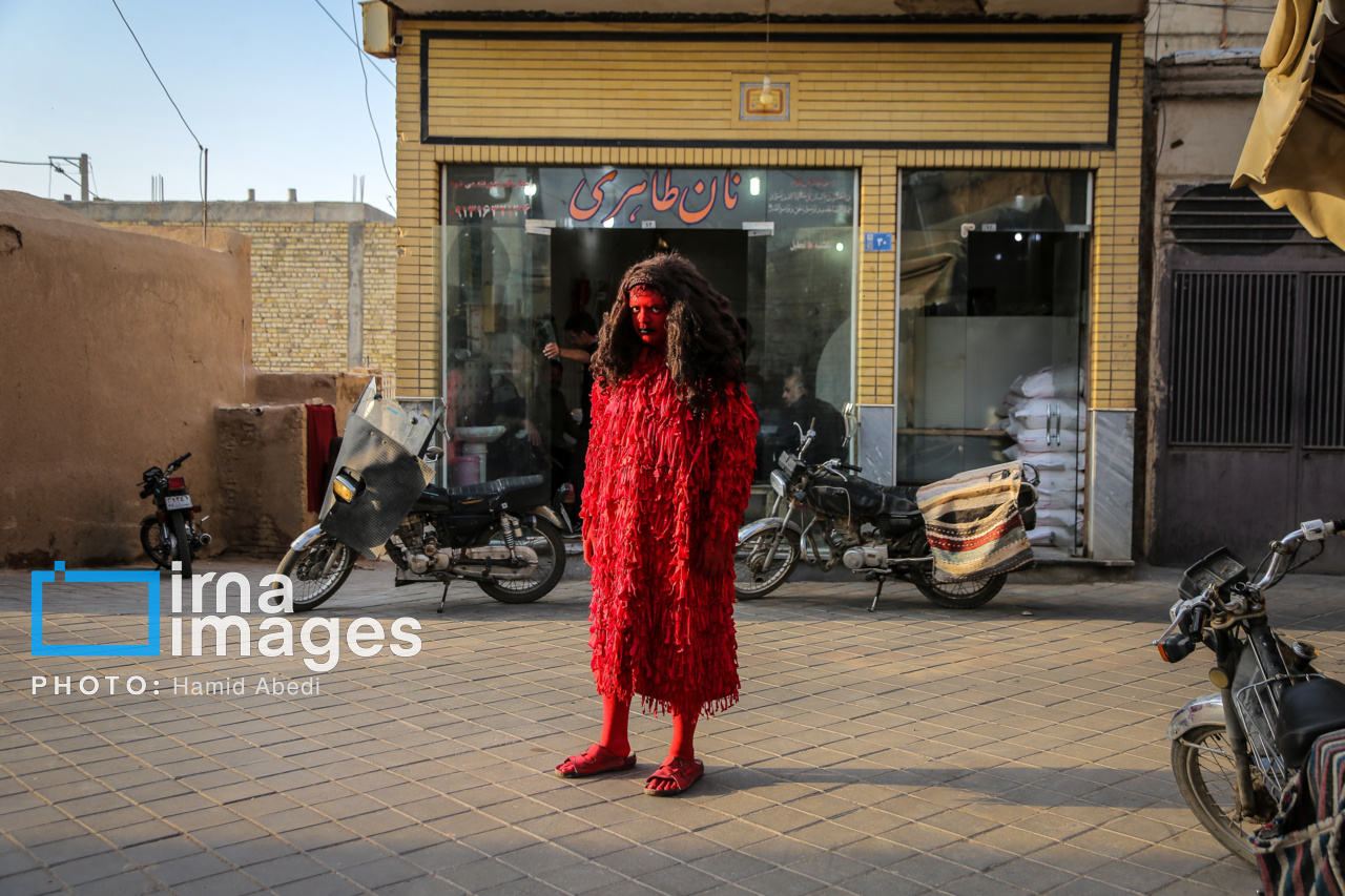 تصاویر: تعزیه ورود کاروان حسینی به کربلا در نوش آباد کاشان