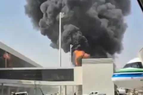 نیویورک‌تایمز به نقل از مقامات سعودی: در حمله انصارالله به فرودگاه ریاض، دست‌کم ۱۲ نفر کشته و ۵۰ تن زخمی شدند