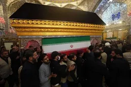ببینید/ ویدیو‌هایی از طواف و اقامه نماز بر پیکر رهبر شهید در حرم امام حسین (ع) و حضرت عباس (ع)