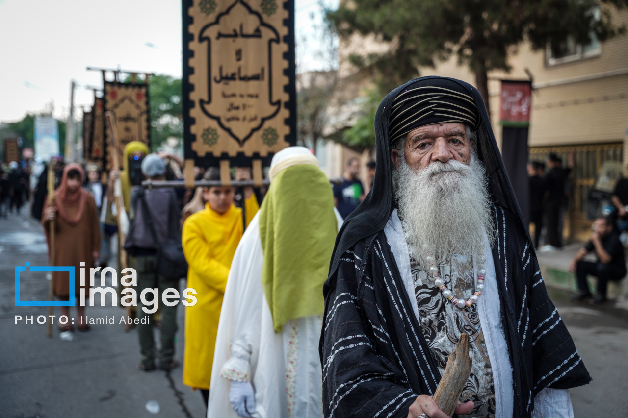 تصاویر: تعزیه ورود کاروان حسینی به کربلا در نوش آباد کاشان