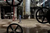 تعطیلی پالایشگاه‌ها بیش از قیمت نفت خام، موجب افزایش بهای سوخت شده / حتی با عادی‌شدن جریان نفت خام از طریق تنگه هرمز، احتمالاً قیمت سوخت در امریکا همچنان بالا باقی خواهد ماند / در ماه سپتامبر، ذخایر راهبردی نفت ایالات متحده ۲۸۴ میلیون بشکه نفت خام بود؛ پایین‌ترین سطح از سال ۱۹۸۲ / با برداشت روزانه ۱.۲ میلیون بشکه، این ذخایر می‌توانند کمتر از شش ماه دوام بیاورند