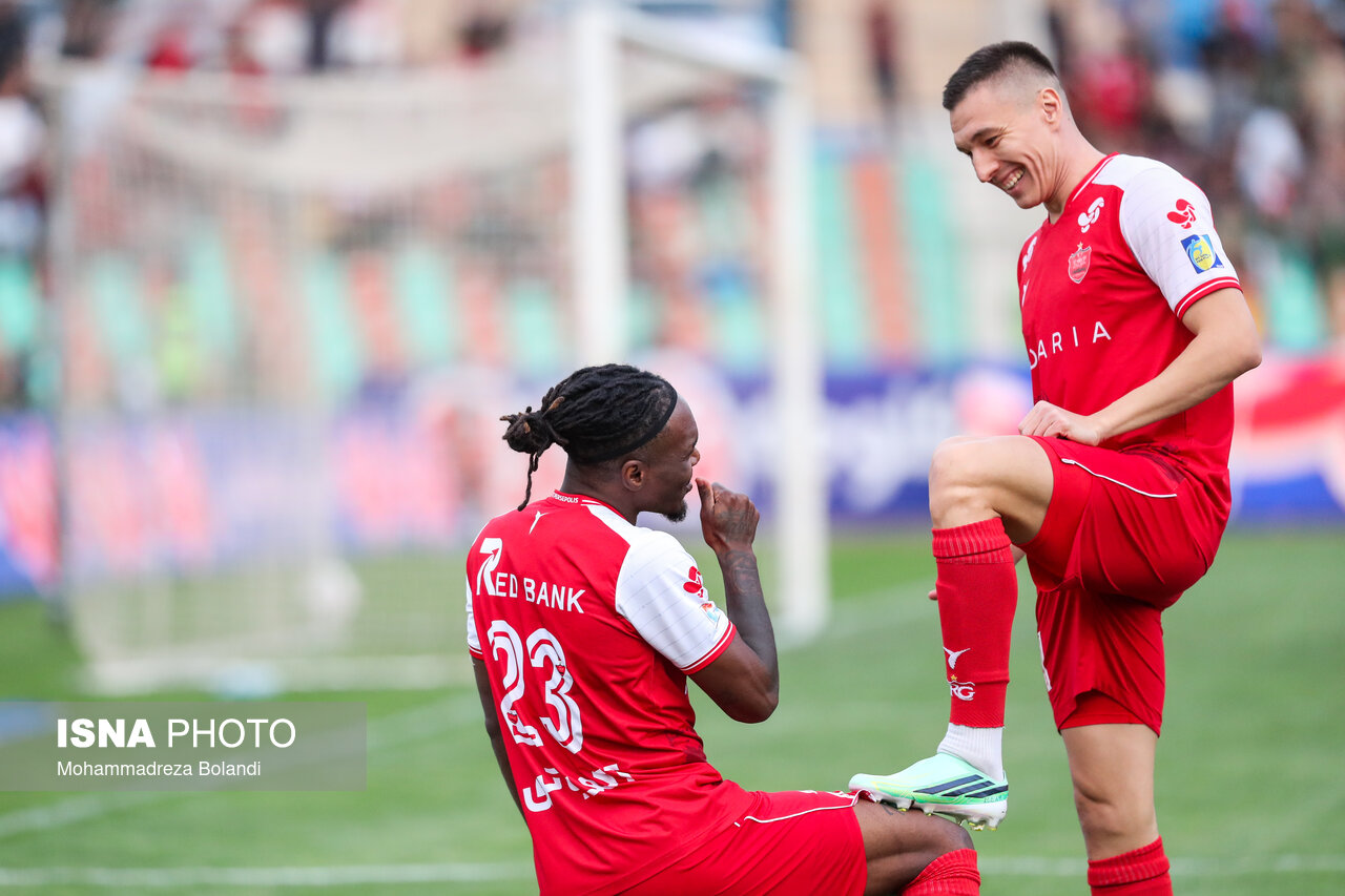 تصاویر: دیدار تیم‌های پرسپولیس و صنعت نفت آبادان