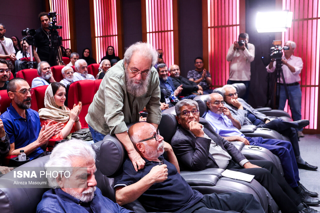 تصاویر: مراسم اهدای نشان درجه یک هنری به علیرضا داوودنژاد