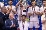 ببینید / لحظه بالا بردن جام قهرمانی فوتسال آسیا توسط حسین طیبی