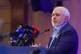 ظریف: در لامرد چهار موشک در یک منطقه غیرنظامی زدند هرکدام از اینها در نزدیکی زمین به ۱۸۰ هزار ترکش تبدیل شد؛ یعنی ۷۲۰ هزار ترکش به مردم غیرنظامی خورد / در لامرد ۷۰ درصد مردم مخالف مذاکره هستند؛ این را آمریکایی‌ها نفهمیدند که با فشار و تهدید ایرانی‌ها مقاومت می‌کنند
