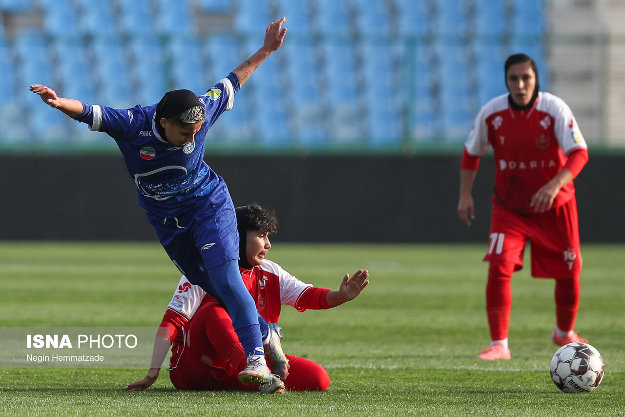 تصاویر: اولین دربی فوتبال زنان