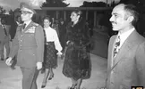 یادداشت‌های علم، سه شنبه ۱۹ تیر ۱۳۵۲: بسیار خوشم آمد که ملک حسین صورت تمام عمله و اکره خود را از نخست وزیر تا پایین بوسید، با آن که آنها دست او را نبوسیدند