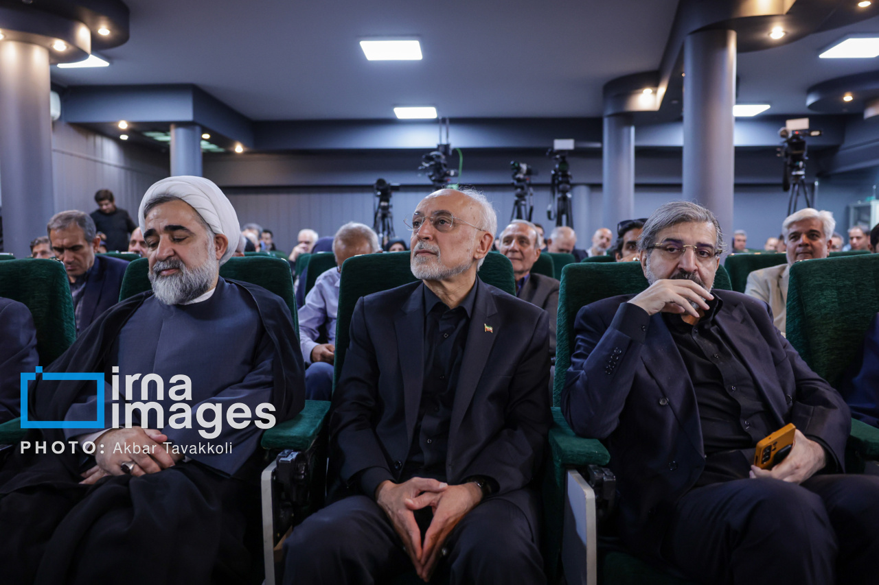 تصاویر: رونمایی از یادنامه شهید «سیدکمال خرازی»