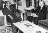 یادداشت‌های علم، یکشنبه ۲۰ خرداد ۱۳۵۲: شاهنشاه تلفن کرد که ببین چه عکسی پدرسوخته‌ها در روزنامه‌ها از من و هیوم (وزیر خارجه انگلیس) چاپ کرده‌اند؛ مثل اینکه من دارم به او تعظیم می‌کنم؛ باید پدر اینها را دربیاوری /  از سردبیر روزنامه اطلاعات تا مسئول کانون خبرنگاران عکاس همه را گرفتم