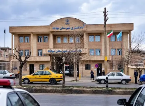 پلیس: تیراندازی مقابل ساختمان دادگستری مهاباد/ این حادثه منجر به کشته و زخمی شدن پنج نفر شده/ انگیزه این تیراندازی، اختلافات شخصی و انتقام‌جویی بوده/ فرزند فرد مهاجم چند سال پیش به قتل رسیده بود و وی امروز به اعضای خانواده فردی که او را مسئول قتل می‌داند، حمله کرده/ عامل تیراندازی توسط مأموران انتظامی دستگیر شد