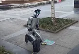 ببینید / تکدی‌گری ربات انسان‌نما در خیابان‌های چین