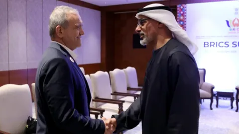 خبرگزاری فرانسه: بازرگانان ایرانی که حضور مستحکمی در بازارهای قدیم دبی دارند، باور ندارند پیوندهایی که طی دهه‌ها میان قطب مالی امارات و جنوب ایران شکل گرفته، به‌ راحتی گسسته شود/ بازرگانان در دبی می‌گویند فقط کالا از ایران می‌رسد؛ چطور؟ نمی‌دانیم/ افراد فعال در دبی توانستند شرکای خود در ابوظبی را متقاعد کنند که تجارت، فارغ از تحریم‌ها، باید ادامه پیدا کند