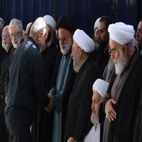 تصاویر: اقامه نماز بر پیکر رهبر شهید انقلاب