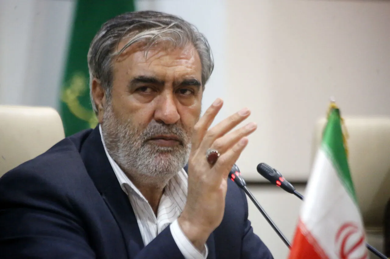 واکنش رئیس کمیسیون امنیت ملی مجلس به گرانی دلار: آقای همتی! در زمین چه کسی بازی می‌کنید؟