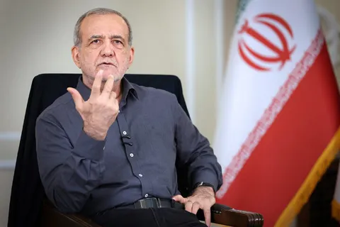 نقشه‌راهی که برای عبور از تنگه هرمز تدوین شده توسط سپاه، نیروهای نظامی و تیم مذاکره‌کننده به استحضار رهبر انقلاب رسیده و مورد توافق قرار گرفته /عمانی‌ها در ابتدا همراهی کردند، سپس ملاحظاتی داشتند، اما در دیدار پریروز، مجدداً به تفاهم رسیدیم / اگر آمریکا به تعهدات خود مانند برداشتن محاصره و تحریم‌ها، آزادکردن پول‌های ایران و توقف آتش در لبنان عمل کند، ما هم مسیر تنگۀ هرمز را باز خواهیم کرد