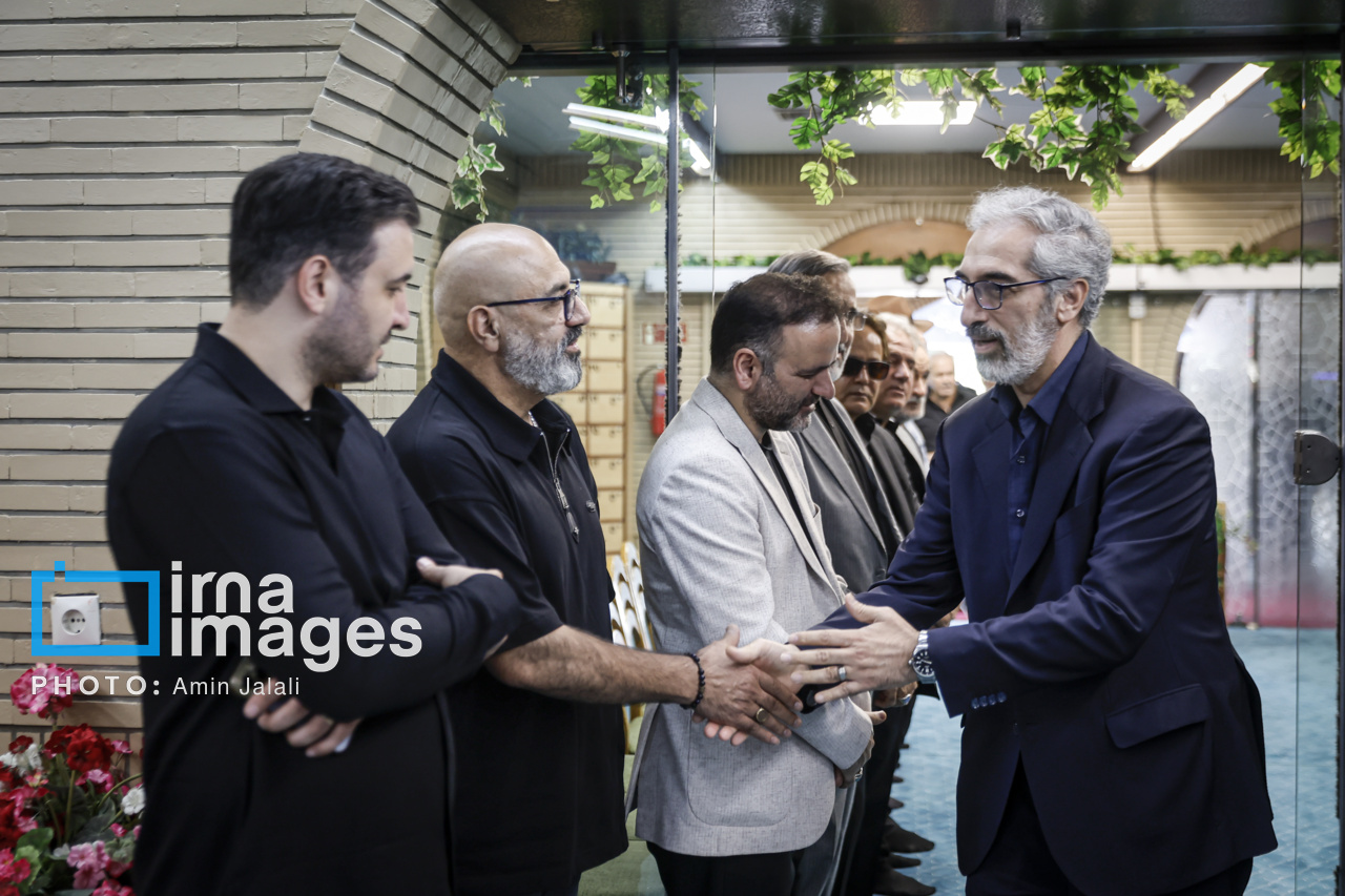 تصاویر: مراسم یادبود «اکبر عبدی» در مسجد بلال