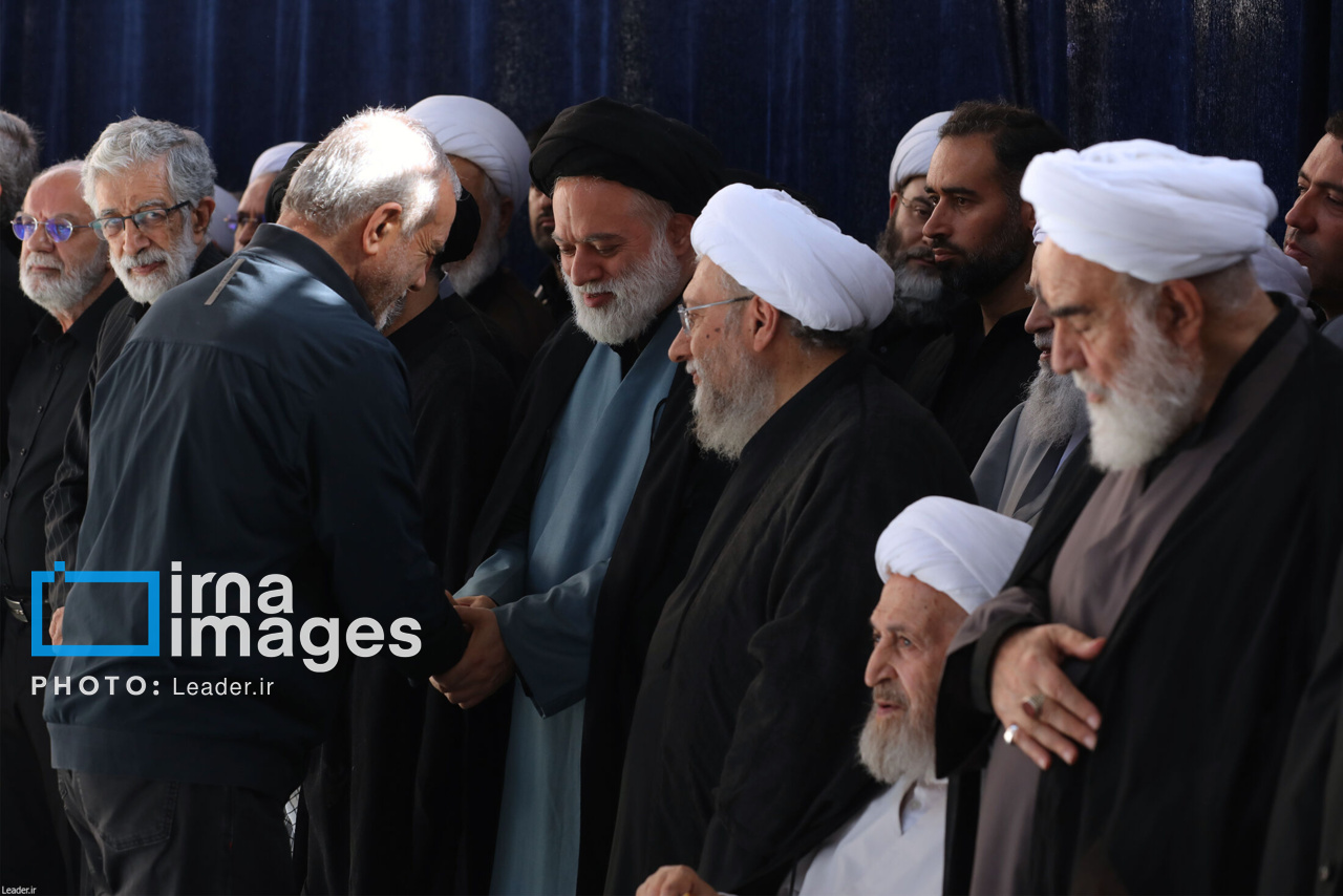 تصاویر: اقامه نماز بر پیکر رهبر شهید انقلاب