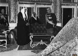 یادداشت‌های علم، سه‌شنبه ۵ تیر ۱۳۵۲: شاه از ملک فیصل خوشش نمی‌آید، چون راجع به جزایر با ما خوب تا نکرد، دو رویی کرد