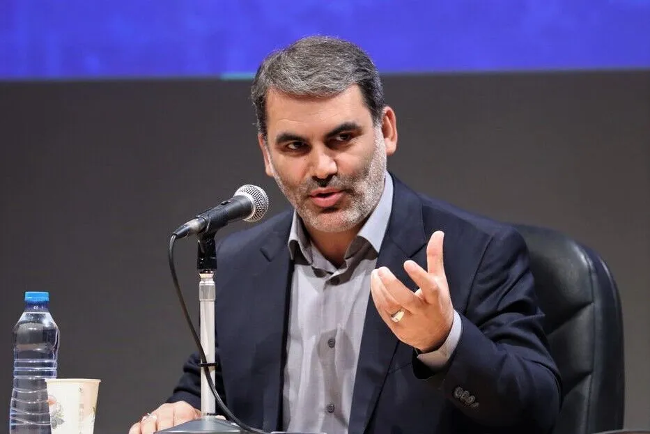 زنگنه، عضو کمیسیون برنامه و بودجه: با نرخ تورم ۸۰ یا ۱۳۰ درصدی در کالاهای اساسی و مواد غذایی، هر چقدر هم کالابرگ یا حقوق‌ها را افزایش دهیم، در نهایت امکان جبران وجود ندارد/ واقعاً بعید می‌دانم که دولت امسال برنامه‌ای برای اصلاح حقوق داشته باشد/ ارائه طرحی ۱۵‌ بندی از سوی وزیر اقتصاد برای تأمین منابع جدید