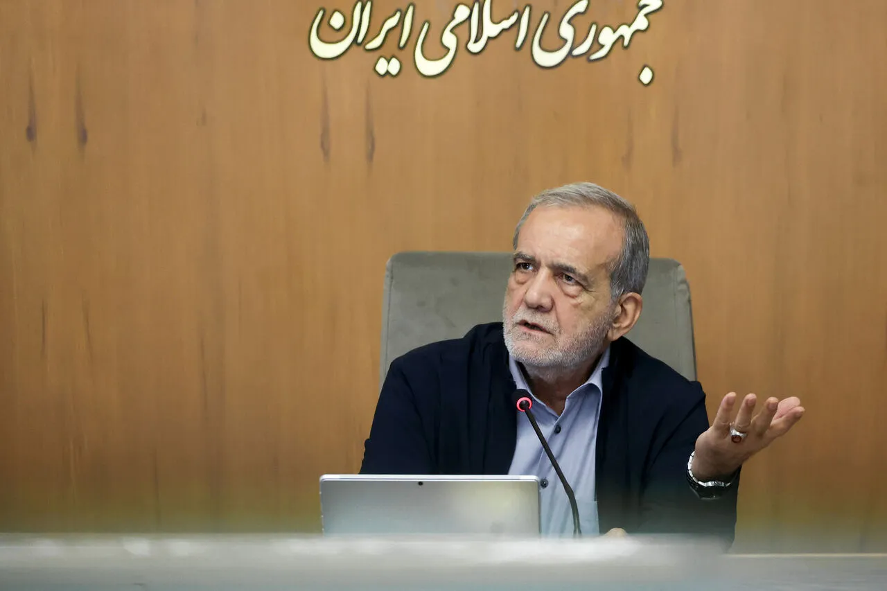 پزشکیان: باید آن‌قدر قوی باشیم که کسی جرأت نکند به خاک و هویت ما طمع کند
