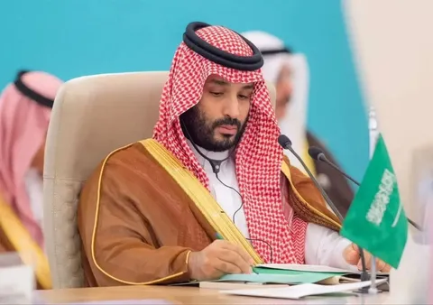 آسوشیتدپرس به نقل از منابع: عربستان به دنبال راهی امن برای صادرات نفت خود و دریافت کمک‌های نظامی در درگیری با انصارالله است، اما هیچ مسیر روشنی وجود ندارد/ متحدان حمایت دیپلماتیک ارائه می‌دهند، ولی نشانه‌ای از کمک نظامی نیست/ ریاض در «موقعیت بسیار دشواری» قرار دارد/ عربستان به دنبال جلب حمایت متحدان بین‌المللی جهت آغاز یک واکنش جمعی علیه انصارالله است