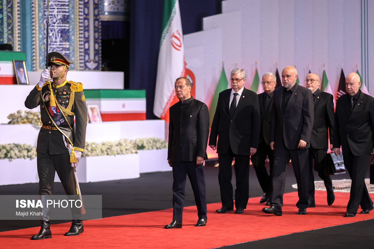 تصاویر: مراسم ادای احترام سران کشورها و مسئولان خارجی به پیکر رهبر شهید انقلاب
