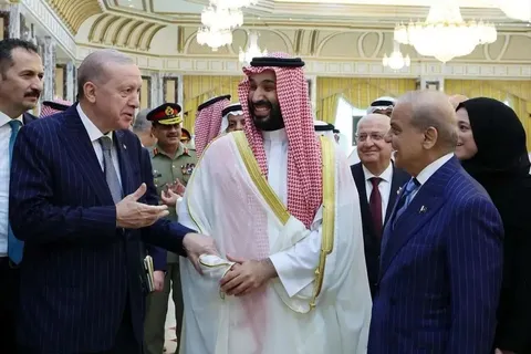هاآرتص: «توافق مکه» لزوماً به یک جبهه نظامی علیه ایران تبدیل نخواهد شد/ این ائتلاف در صورت گسترش، بیشتر به یک سکوی سیاسی و دیپلماتیک بدل می‌شود/ در این سناریو، ارزش ائتلاف در توانایی آن جهت باز کردن کانال‌های مذاکره با تهران برای رسیدن به تفاهم در پرونده‌های حساس مانند خلیج فارس، دریای سرخ، تنگه هرمز و باب‌المندب خواهد بود، نه در ورود به جنگ با ایران
