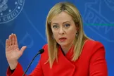 پولتیکو: نخست‌وزیر ایتالیا در مواجهه با چالش‌ها از سوی جریان راست، لحن راست‌گرای افراطی خود را در مورد مهاجرت، امنیت مرزی و هویت ملی تشدید کرده/ «روبرتو واناکی»، رقیب او تهدید می‌کند که رأی‌دهندگان سنتی جریان راست را از ائتلاف ملونی دور کند/ شکاف عمده‌ای بین این دو وجود دارد: ملونی به شدت از اوکراین حمایت می‌کند، در حالی که واناکی رویکردی نرم‌تر در قبال روسیه را ترجیح می‌دهد