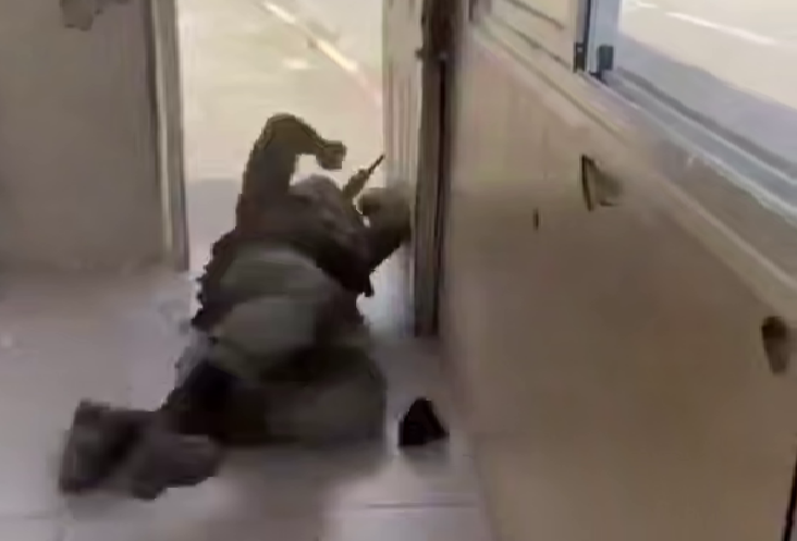 ببینید / سرباز اسرائیلی از ترس پهپاد حزب‌الله به در و دیوار خورد