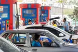 سخنگوی دولت: کشور به‌ طور حتم به راهبردهایی در حوزه مدیریت مصرف بنزین نیاز دارد، اما اینکه این موضوع از طریق تغییر سهمیه یا قیمت دنبال شود، در دست بررسی است