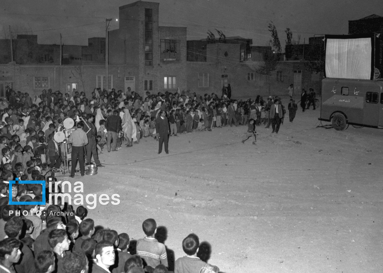 تصاویر: سینمای سیار در نازی‌آباد تهران، ۱۳۴۳