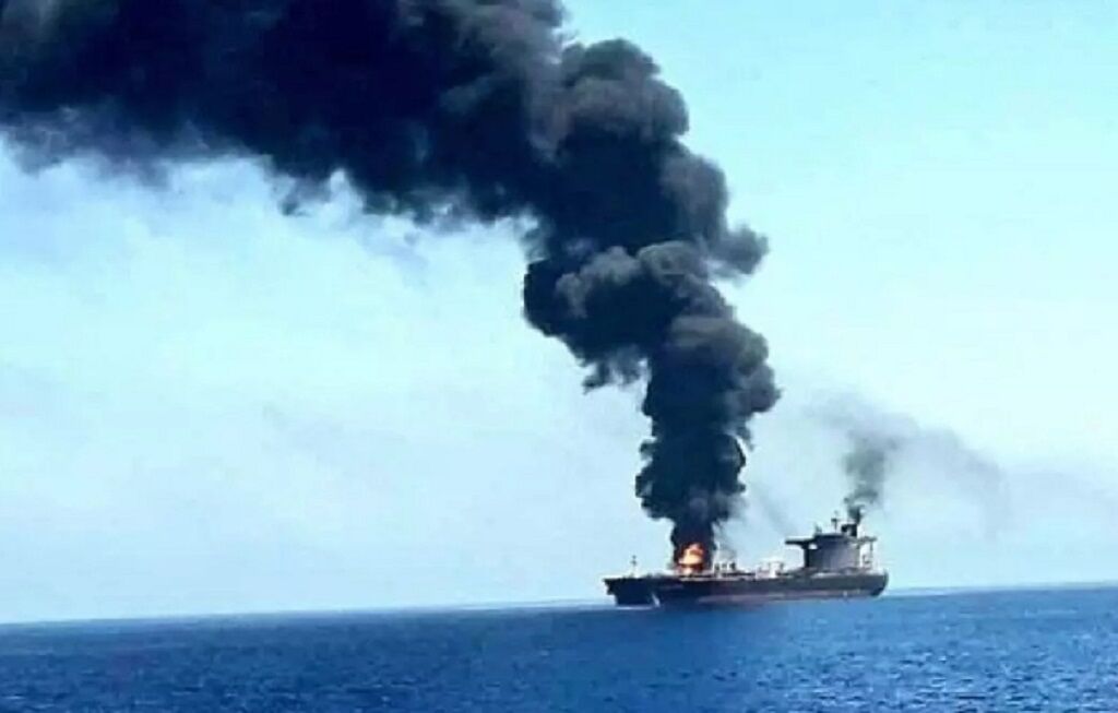 وقوع حادثه دریایی در سواحل یمن / سازمان عملیات تجارت دریایی انگلیس: یک قایق کوچک با چهار سرنشین مسلح به این نفتکش نزدیک شده‌ و با آرپی‌جی به سمت نفتکش شلیک کردند