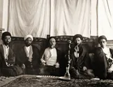 عکس/ تصویری کمتر دیده شده از شهید سید علی خامنه‌ای با جمعی از چهره‌های برجسته حوزه علمیه