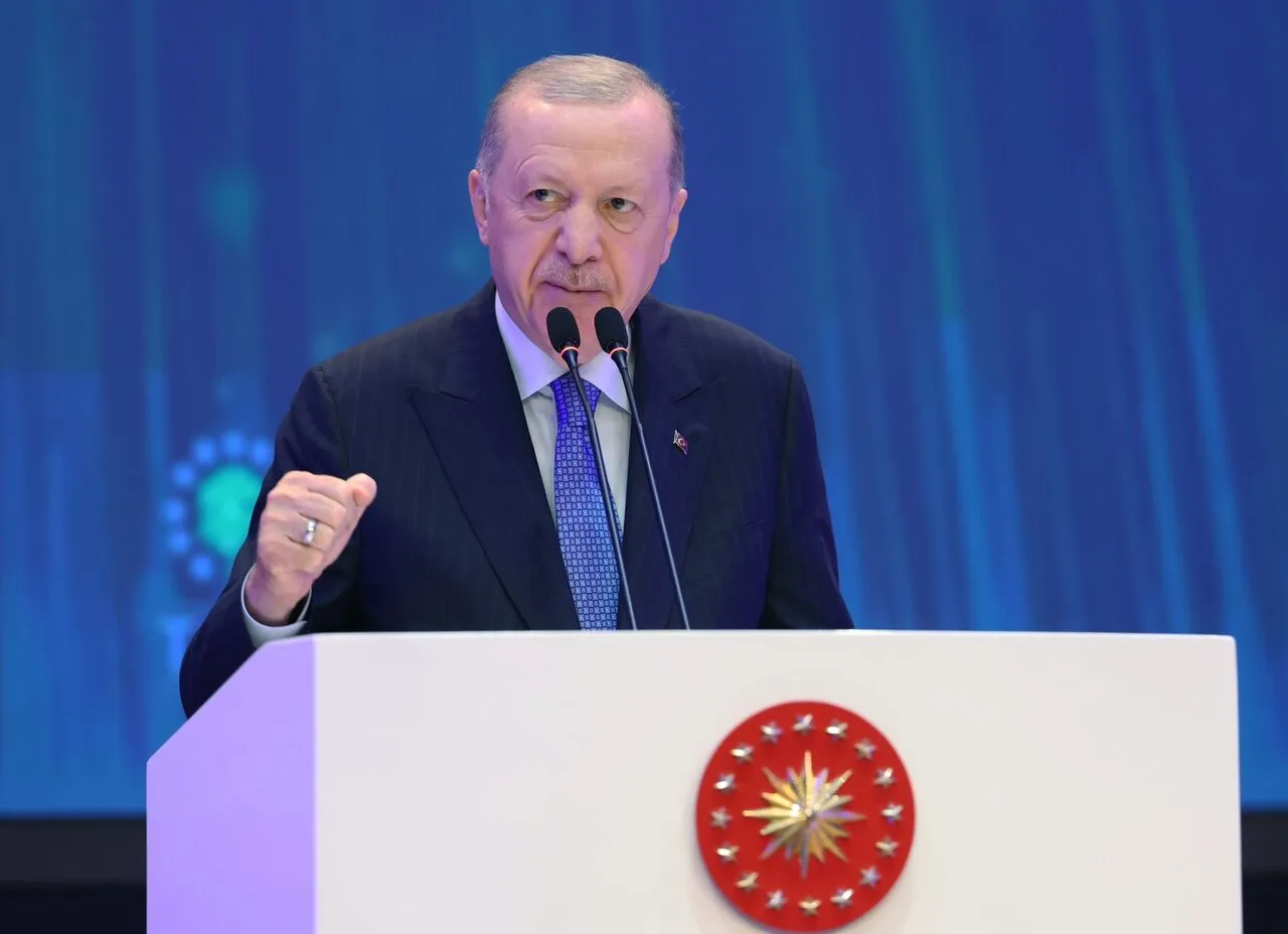 اردوغان: مردم منطقه راهی جز قدرت، اتحاد و همکاری ندارند / عزم خود را جزم کرده‌ایم تا منطقه‌مان را به سرزمینی برای صلح، امنیت و ثبات تبدیل کنیم / کسانی که تصور می‌کنند می‌توانند با تحریک‌ها و توطئه‌ها، مسیر حرکت مبارک ترکیه و مردم آن را متوقف کنند، محکوم به ناامیدی هستند