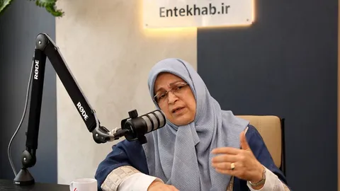 ناگفته آذر منصوری: ما در نامه‌ای سربسته، خواستار دیدار با رهبری شهید شده بودیم/ حدود ۴۰ روز بعد گفتند طبق تشخیص ایشان، من با معاون سیاسی بیت، یعنی آقای حسین محمدی دیدار کنم/ گفت‌وگوهای خیلی خوبی در آنجا شکل گرفت