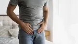 نگه داشتن ادرار در سفر یا جلسات طولانی چه خطراتی دارد؟ ۵ عارضه‌ای که باید بشناسید